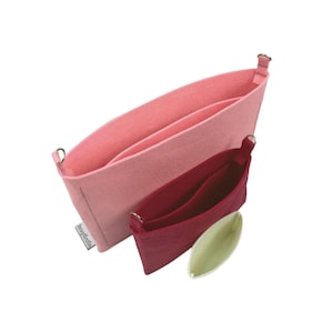 Puede incluir: Una taza de cerámica blanca con asa negra y el texto "But First, Coffee" en negrita negra. La taza está sobre un fondo borroso. La taza mide aproximadamente 10 cm de altura.