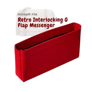 Op de afbeelding: Een felrode vilten organizer ontworpen voor een Retro Interlocking G Flap Messenger tas. De organizer heeft een rechthoekige vorm met een zwarte rits aan de bovenkant. De tekst "DESIGNED FOR" en "Retro Interlocking G Flap Messenger" is zichtbaar.