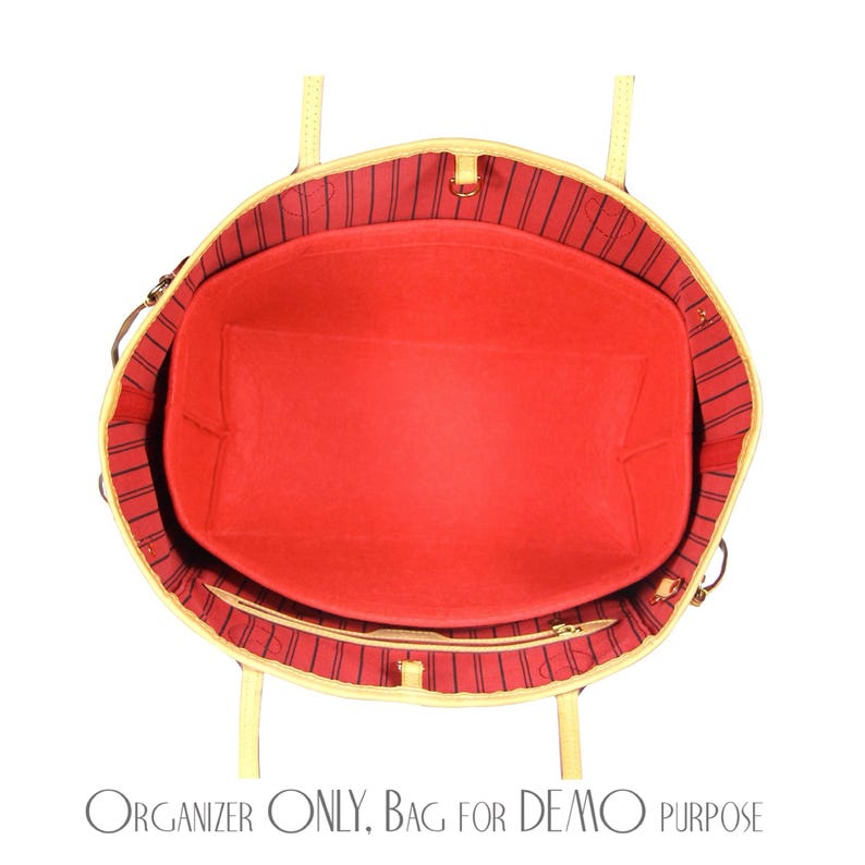 Pu&ograve; includere: Un organizer per borsa in feltro rosso brillante inserito all'interno di una borsa tote con fodera rossa, strisce verticali nere e finiture in pelle color cuoio chiaro. Il testo in basso recita: ORGANIZER ONLY, BAG FOR DEMO PURPOSE.