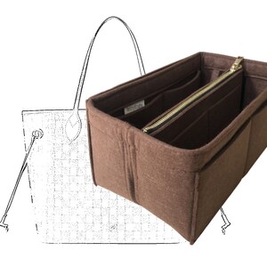 Pode incluir: Organizador de bolsa de feltro marrom com v&aacute;rios bolsos e um compartimento com z&iacute;per. O organizador &eacute; projetado para caber dentro de uma bolsa maior.