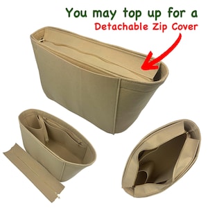 K&ouml;nnte beinhalten: Beige Filz-Taschen-Organizer mit mehreren F&auml;chern und einem abnehmbaren Rei&szlig;verschluss. Der Organizer hat eine rechteckige Form mit einem Rei&szlig;verschluss oben und mehreren Innentaschen. Der Text "You may top up for a Detachable Zip Cover" ist sichtbar.
