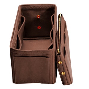 Pode incluir: Organizador de bolsa de feltro marrom com v&aacute;rios compartimentos e uma bolsa com z&iacute;per. O organizador tem ferragens douradas e &eacute; projetado para caber dentro de uma bolsa maior.