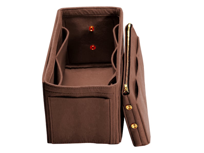Pode incluir: Organizador de bolsa de feltro marrom com v&aacute;rios compartimentos e uma bolsa com z&iacute;per. O organizador tem ferragens douradas e &eacute; projetado para caber dentro de uma bolsa maior.