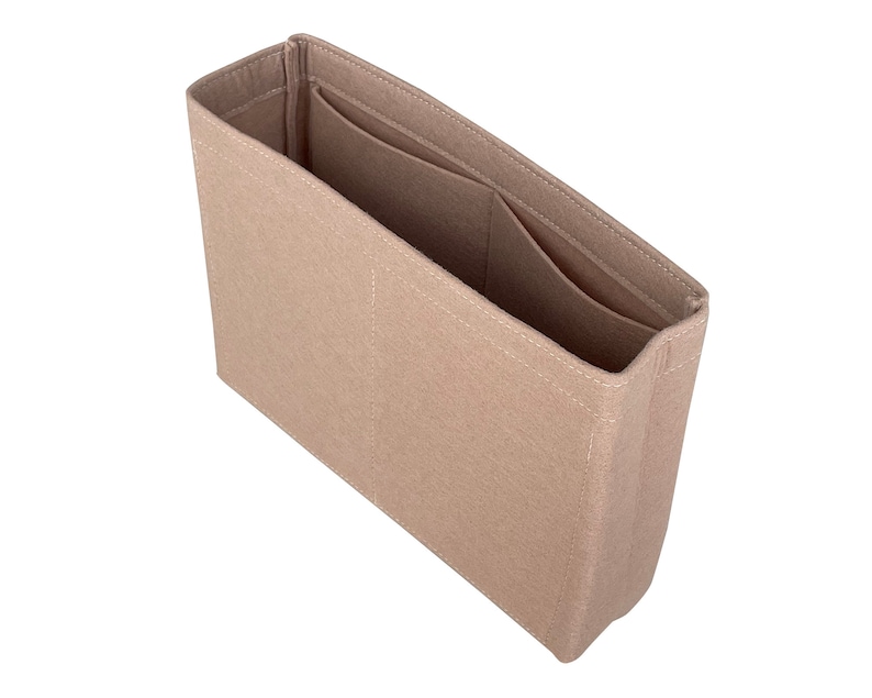 Op de afbeelding: Beige feltaschenorganizer met meerdere vakken en zakken.