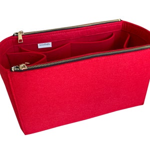 Op de afbeelding: Rode felt handtaskenorganizer met meerdere vakken en een ritssluiting. De organizer heeft de tekst "JennyKrafts" op de voorkant.
