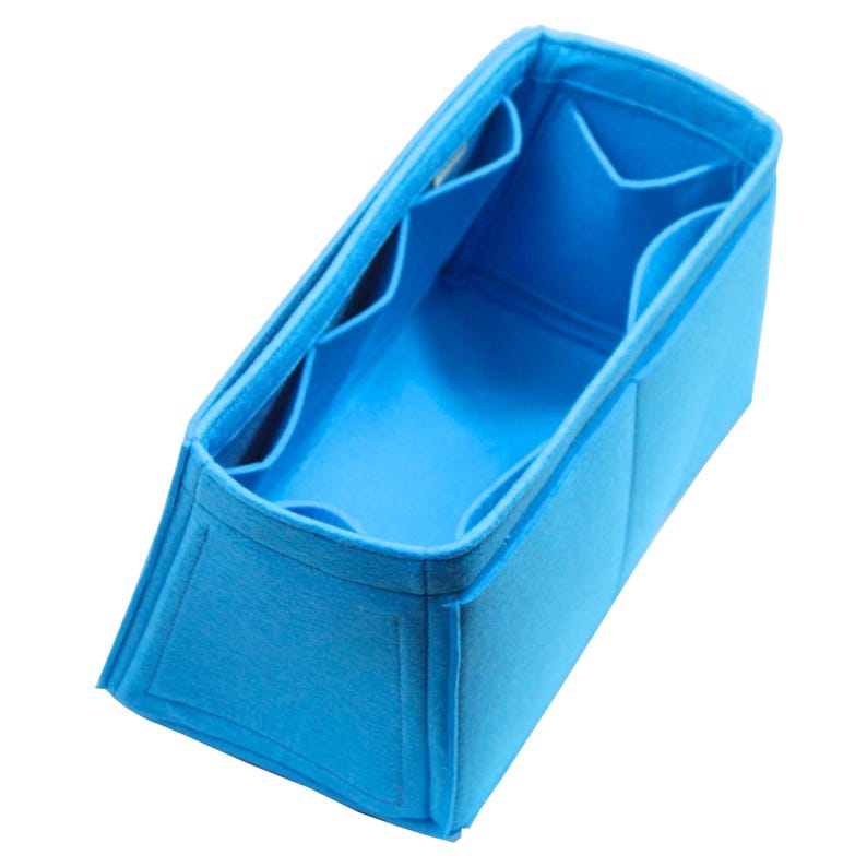 Op de afbeelding: Een felblauwe feltaschenorganizer met meerdere vakken en zakken. De organizer is ontworpen om in een grotere tas te passen en helpt om spullen georganiseerd te houden.