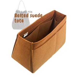 Könnte beinhalten: Brauner Filz-Tote-Bag-Organizer mit mehreren Fächern. Der Organizer ist für eine Gürtel-Wildleder-Tote-Bag konzipiert. Der Text "DESIGNED FOR Belted suede tote" ist im Bild zu sehen.