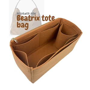 Könnte beinhalten: Beigefarbener Filz-Tote-Bag-Organizer mit mehreren Fächern und einem goldenen Reißverschluss. Der Text "DESIGNED FOR Beatrix tote bag" ist sichtbar. Der Organizer ist für die Verwendung in einer Tragetasche konzipiert.