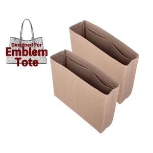 Pu&ograve; includere: Due organizzatori per borsa in feltro beige con pi&ugrave; tasche. Progettato per Emblem Tote.