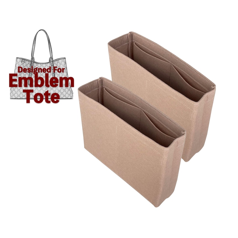 Pu&ograve; includere: Due organizzatori per borsa in feltro beige con pi&ugrave; tasche. Progettato per Emblem Tote.