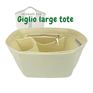 Puede incluir: Organizador de bolso tote de color crema con múltiples compartimentos y un bolsillo con cremallera. El organizador está diseñado para caber dentro de un bolso tote más grande. El texto "DESIGNED FOR Giglio large tote" está impreso en verde arriba.