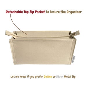 Op de afbeelding: Beige vilten organizer met een afneembare ritsvak aan de bovenkant. De organizer heeft een rechthoekige vorm met een ritssluiting en twee kleine handvatten. De tekst "Detachable Top Zip Pocket to Secure the Organizer" is zichtbaar.