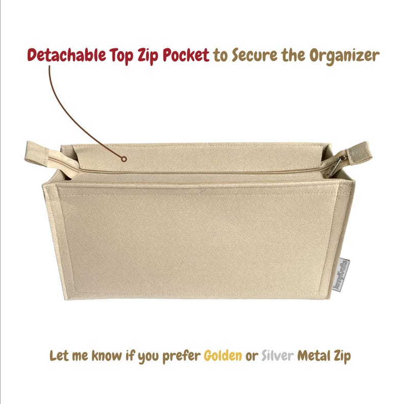 Op de afbeelding: Beige vilten organizer met een afneembare ritsvak aan de bovenkant. De organizer heeft een rechthoekige vorm met een ritssluiting en twee kleine handvatten. De tekst "Detachable Top Zip Pocket to Secure the Organizer" is zichtbaar.