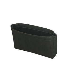 Op de afbeelding: Een zwarte felt tas insert met een rechthoekige vorm. De insert is ontworpen om in een handtas te passen en te helpen bij het organiseren van de inhoud.