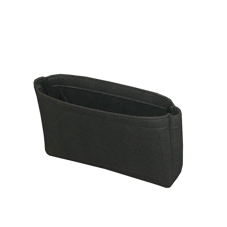 Op de afbeelding: Een zwarte felt tas insert met een rechthoekige vorm. De insert is ontworpen om in een handtas te passen en te helpen bij het organiseren van de inhoud.