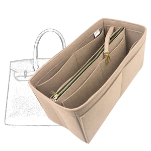 Peut inclure: Organisateur de sac à main en feutre beige avec plusieurs compartiments et une fermeture éclair. L'organisateur a une fermeture éclair et une quincaillerie dorées. Un croquis d'un sac à main est en arrière-plan.