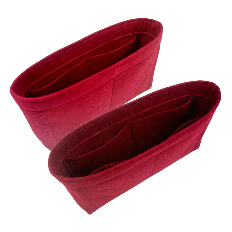 Puede incluir: Dos organizadores de bolso de fieltro rojo con m&uacute;ltiples compartimentos. Los organizadores est&aacute;n dise&ntilde;ados para caber dentro de un bolso de mano.