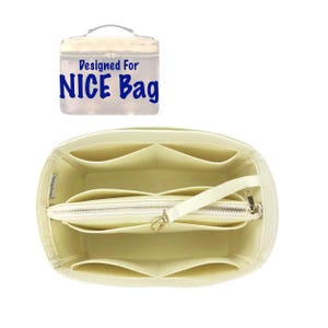 Puede incluir: Un organizador de bolso de fieltro beige con múltiples compartimentos y un bolsillo con cremallera. El organizador está diseñado para un "NICE Bag" como se indica en la etiqueta.