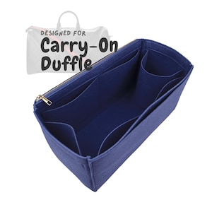 Könnte beinhalten: Ein navyblauer Filz-Carry-on-Duffle-Bag-Organizer mit mehreren Fächern und einem goldenen Reißverschluss. Der Text "DESIGNED FOR Carry-On Duffle" befindet sich im Hintergrund.