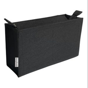 Op de afbeelding: Een rechthoekige zwarte vilten tas organizer met ritssluiting en een klein handvat. De organizer heeft twee interne compartimenten en een klein label. Ontworpen om items georganiseerd te houden.