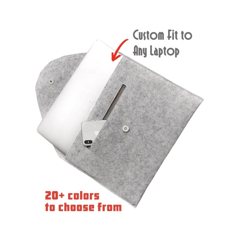 Pu&ograve; includere: Una custodia per laptop in feltro grigio con chiusura a zip e una piccola tasca per un telefono. La custodia &egrave; aperta e un laptop &egrave; all'interno. Il testo "Custom fit to Any Laptop" &egrave; scritto sopra la custodia. Il testo "20+ colori tra cui scegliere" &egrave; scritto sotto la custodia.