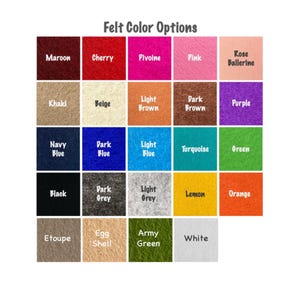 Pu&ograve; includere: Una tabella di opzioni di colore del feltro con 25 colori diversi, tra cui marrone, ciliegia, pivoine, rosa, rosa ballerina, kaki, beige, marrone chiaro, marrone scuro, viola, blu navy, blu scuro, blu chiaro, turchese, verde, nero, grigio scuro, grigio chiaro, limone, arancione, topo, guscio d'uovo, verde militare e bianco.