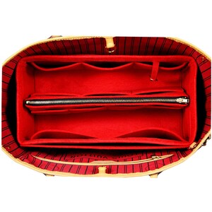 Puede incluir: Organizador de bolso de fieltro rojo con m&uacute;ltiples compartimentos y un bolsillo con cremallera. El organizador est&aacute; dise&ntilde;ado para caber dentro de un bolso tote.