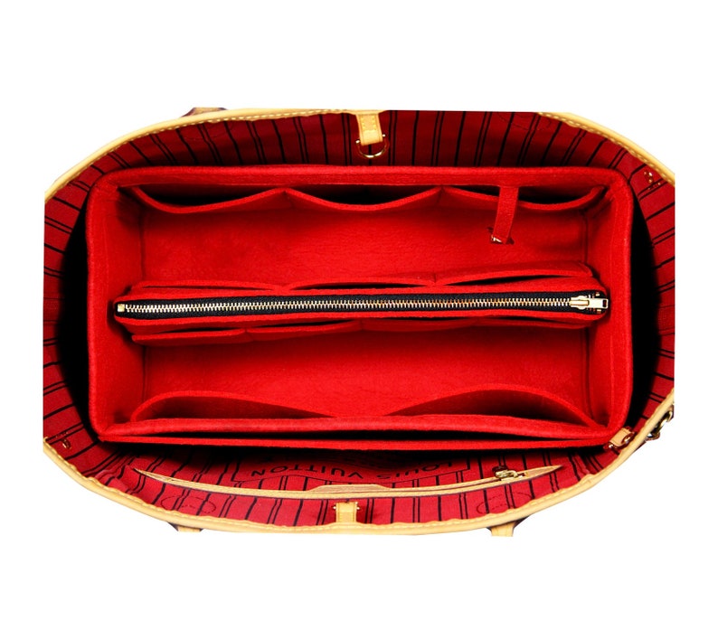 Puede incluir: Organizador de bolso de fieltro rojo con m&uacute;ltiples compartimentos y un bolsillo con cremallera. El organizador est&aacute; dise&ntilde;ado para caber dentro de un bolso tote.