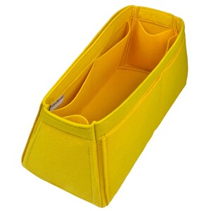 Op de afbeelding: Gele vilt taskenorganizer met meerdere vakken en zakken.