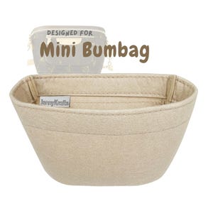 Könnte beinhalten: Ein beiger Filz-Taschenorganizer für eine Mini Bumbag. Der Organizer hat eine hellbraune Farbe und eine rechteckige Form mit gewölbter Oberseite. Der Text "JennyKrafts" ist auf einem kleinen Etikett sichtbar. Die Worte "DESIGNED FOR Mini Bumbag" sind im Hintergrund.