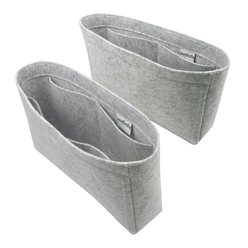 Puede incluir: Dos organizadores de bolso de fieltro gris con m&uacute;ltiples compartimentos y una etiqueta "LuxuryCrafts".