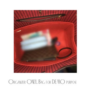 Pu&ograve; includere: Un organizer per borsa in feltro rosso posizionato all'interno di una borsa tote a righe marroni e rosse. L'organizer presenta molteplici scomparti interni e una forma strutturata. Il testo in basso recita: Organizer Only, Bag for Demo Purpose.