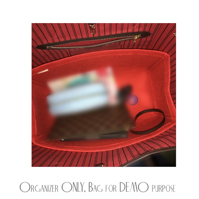 Pu&ograve; includere: Un organizer per borsa in feltro rosso posizionato all'interno di una borsa tote a righe marroni e rosse. L'organizer presenta molteplici scomparti interni e una forma strutturata. Il testo in basso recita: Organizer Only, Bag for Demo Purpose.