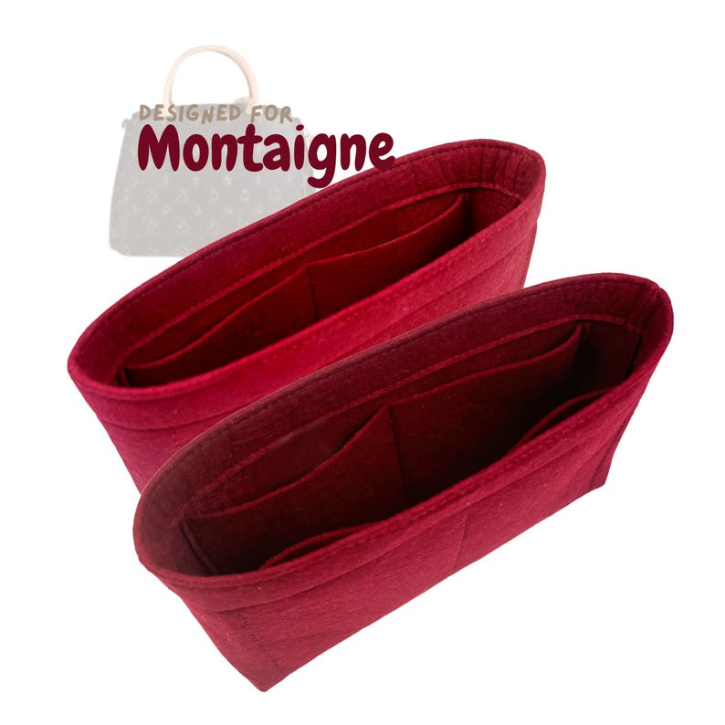 Op de afbeelding: Twee bordeauxrode vilten tassenorganizers met meerdere compartimenten. De tekst "DESIGNED FOR Montaigne" is boven de organizers gedrukt. De organizers zijn ontworpen om in een handtas te passen.