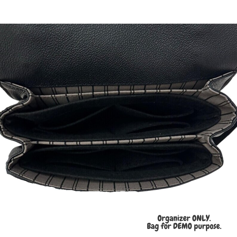 Puede incluir: Organizador de bolsa de tela negro con dos compartimentos y un forro a rayas. Organizador SOLO. Bolsa para fines de DEMO.