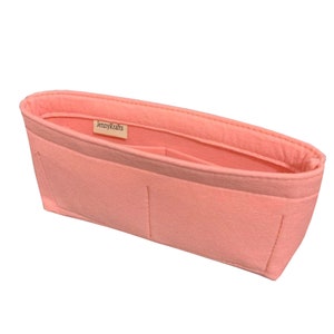 Op de afbeelding: Een roze felt tas organizer met meerdere vakken en een label met de tekst "JennyKrafts".