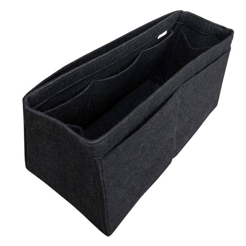 Op de afbeelding: Een zwarte felt tas organizer met meerdere vakken en compartimenten. De organizer is ontworpen om in een grotere tas te passen, waardoor items georganiseerd en gescheiden blijven.