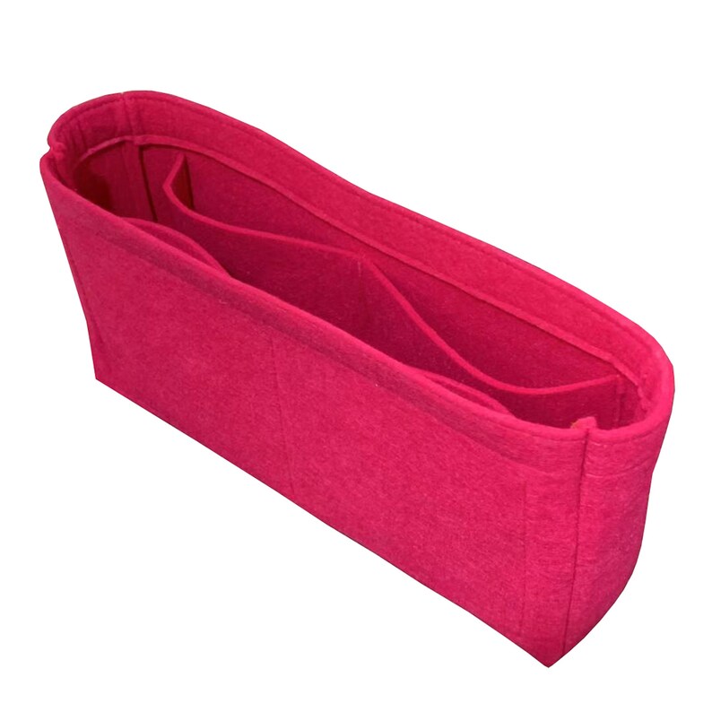 Op de afbeelding: Een roze felt tas insert met meerdere vakken om een ​​handtas te organiseren.