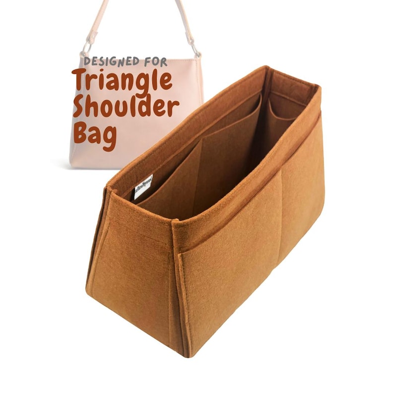 Op de afbeelding: Een bruine felt tas organizer met meerdere vakken en compartimenten. Het is ontworpen voor de Triangle schoudertas.