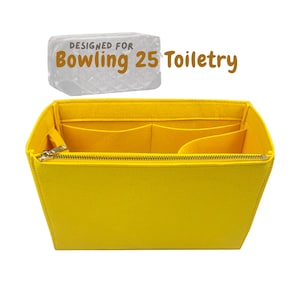 Puede incluir: Un organizador de fieltro amarillo brillante con múltiples compartimentos interiores y un cierre de cremallera. El texto "DESIGNED FOR Bowling 25 Toiletry" está encima del organizador. El organizador está diseñado para guardar artículos de aseo.