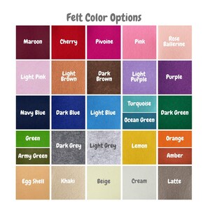 Op de afbeelding: Een kleurenkaart met viltkleuren, waaronder bordeauxrood, kers, roze en marineblauw. De kaart toont ook tinten groen, grijs en bruin, waarbij elk kleurblok is gelabeld voor eenvoudige identificatie. Ideaal voor knutselprojecten.
