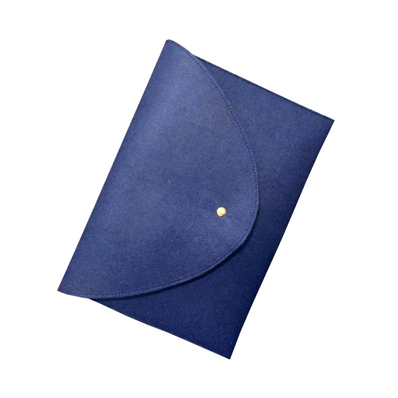 Pu&ograve; includere: Una busta in feltro blu scuro con chiusura a bottone dorata.
