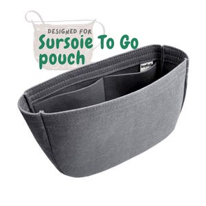 Puede incluir: Organizador de bolso de fieltro gris con múltiples compartimentos. El texto "DESIGNED FOR Sursoie To Go pouch" es visible en la esquina superior izquierda. El organizador está diseñado para caber dentro de un bolso de mano o tote bag.