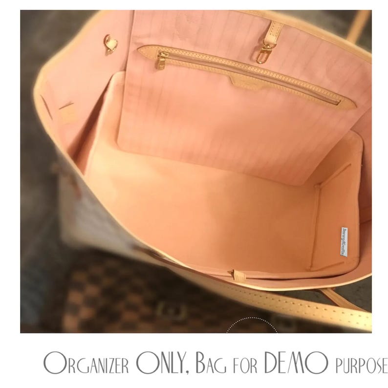 Pu&ograve; includere: Un organizer per borsa in feltro rosa chiaro posizionato all'interno di una borsa grande. L'organizer presenta una base rettangolare, pareti laterali verticali e una piccola etichetta in tessuto bianco all'interno. Il testo "ORGANIZER ONLY, BAG FOR DEMO PURPOSE" &egrave; visibile.