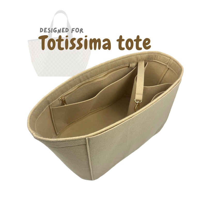K&ouml;nnte beinhalten: Beiger Organizer f&uuml;r eine Tragetasche mit mehreren Taschen und einem Rei&szlig;verschlussfach. Der Text "DESIGNED FOR Totissima tote" ist auf dem Bild aufgedruckt. Der Organizer ist f&uuml;r den Einsatz in einer Tragetasche konzipiert.