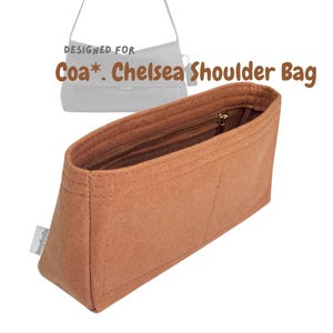Op de afbeelding: Bruine vilten tassenorganizer met ritssluiting, ontworpen voor een Chelsea Shoulder Bag. De tekst "Coa*. Chelsea Shoulder Bag" is zichtbaar. De organizer is rechthoekig en heeft een zacht, getextureerd uiterlijk.