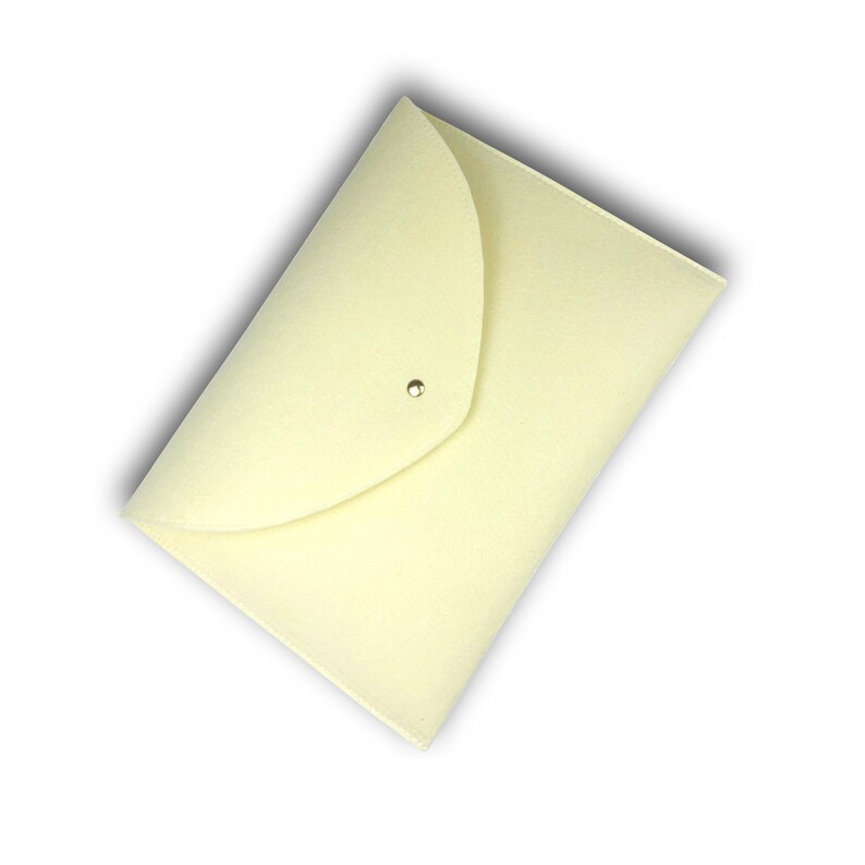 Pu&ograve; includere: Una busta in feltro giallo pallido con un unico bottone di chiusura argentato.