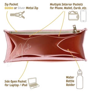 Op de afbeelding: Een lichtroze vilten organizer met meerdere binnenvakken en een gouden rits. Kenmerken zijn een open zijvak voor een laptop of iPad en een waterfleshouder. De tekst op de afbeelding luidt "Zip Pocket Golden or Silver Metal Zip".
