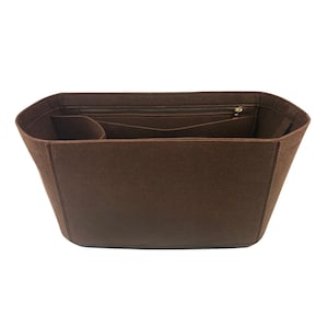 K&ouml;nnte beinhalten: Brauner Filz-Handtaschen-Organizer mit mehreren F&auml;chern und einer Rei&szlig;verschlusstasche. Der rechteckige Organizer hat ein strukturiertes Design und ist f&uuml;r den Einsatz in einer gr&ouml;&szlig;eren Tasche konzipiert. Der Innenraum umfasst mehrere Taschen.