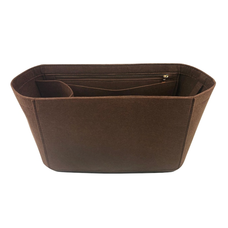 K&ouml;nnte beinhalten: Brauner Filz-Handtaschen-Organizer mit mehreren F&auml;chern und einer Rei&szlig;verschlusstasche. Der rechteckige Organizer hat ein strukturiertes Design und ist f&uuml;r den Einsatz in einer gr&ouml;&szlig;eren Tasche konzipiert. Der Innenraum umfasst mehrere Taschen.